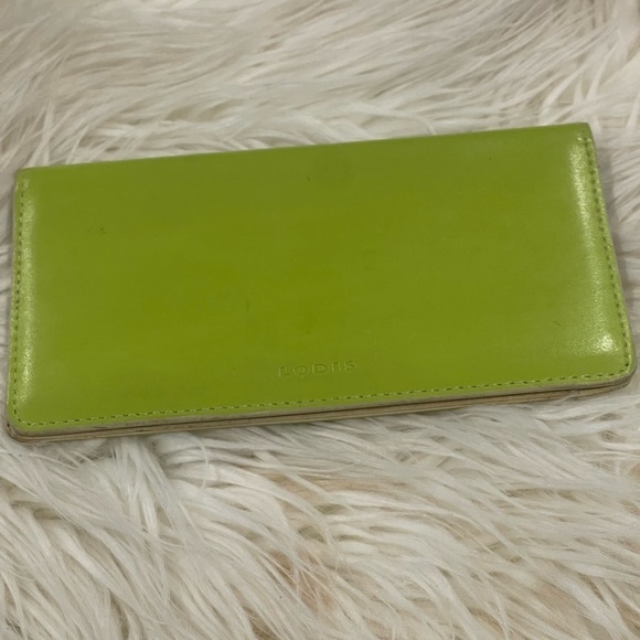 Lodi’s Green Wallet - Picture 1 of 5